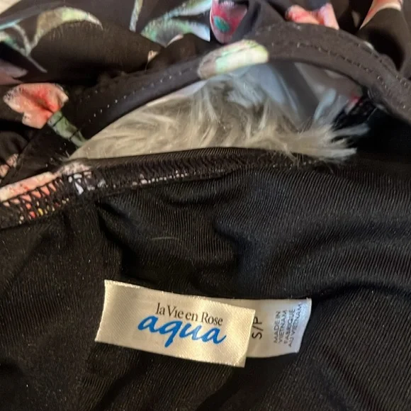 5 Piece Swimsuit and Cover-Up Bundle! - Picture 12 of 15